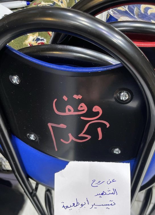 yousefaldomouky's tweet photo. أخيرًا أصبح للناس رموزٌ من نوع جديد، استبدل الله بأقوامٍ لم يرعوا نعمته أقوامًا رفعوا كلمته؛ فكانت شهادتهم للقدس، وشهودهم في غزة، ومن لم يشهدوهم يهدونهم العمرة تلو العمرة في بيت الله الحرام! 

أتخيل أن عالمًا بحجم التيه الذي كنا فيه، كان الرجل يكاد يهدي عمرته لرجلٍ مات على فجور، وهو لا يستشعر أمام الله خجلًا، لأن ذلك الحجم من الرموز الذي يعرفه!

ما المشكلة في الترميز؟ ولمن يخاف، هل تظن أن زوجته ومسجده وصحبه المقربين نشروا دون تنسيق مع المقاومة، والله ذلك وحده كفيل بتلك الرمزية التي نريدها ونبحث عنها، أنهم أرادوا ذلك، كان قدره أن نعرفه، مجرد بطل واحد استطعنا التعرف عليه من وسط آلاف المجهولين الذين نود لو رأينا طرف قدم لأحدهم حتى ننكب عليه مقبّلين.

أهلوهم؟ ضحوا بأثمن ما يملكون، بفلذات قلوبهم قبل بيوتهم، والأولى الآن أن نقابل أهالي الشهداء فنحميهم في صدورنا، ونحملهم في قلوبنا، ونلزم أياديهم ورؤوسهم فنلثمها حتى الرمق الأخير، أنهم أنجبوا لفلسطين وقودًا لا ولدًا، وسراجًا لا ابنًا، وقنديلًا يضيء عتمتها وعتمتنا، فيكون بإذن الله ذلك القدوة، الذي سيلهم أحدهم في مكان آخر من العالم، كي يمرغ أنف إسرائيل! 

هؤلاء الشبان هم المقاومة الحقيقية، هم البطل، هم أهل الخندق والنفق وأصحاب الفخامة والسموّ وصناع الرأي والقرار، إذا ما عرفتم أحدهم فاجعلوه لأبنائكم قدوة، هؤلاء المغاوير الذين راحوا لفلسطين، والله شهيدٌ، لفلسطين لا غيرها.