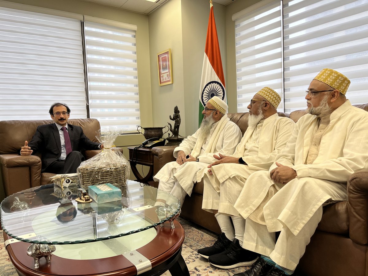 Bohras_Canada's tweet photo. In the festive spirit of the holidays, members of the #Mississauga #DawoodiBohra community had a delightful meeting with @S_Nath_S of @IndiainToronto. They exchanged New Year greetings and highlighted the cultural unity and friendship between India and Canada. 🇨🇦🇮🇳 https://t.co/GCqJTuLYLA