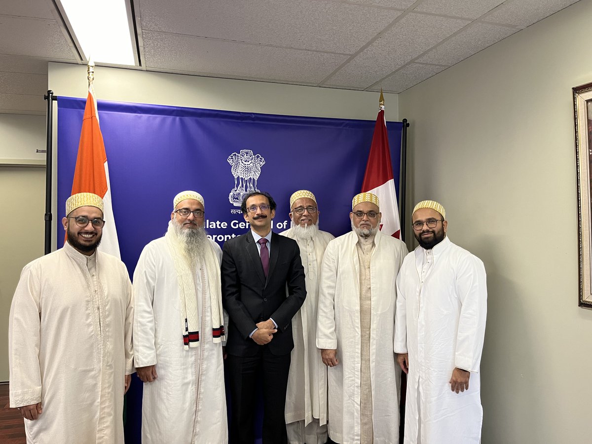 Bohras_Canada's tweet photo. In the festive spirit of the holidays, members of the #Mississauga #DawoodiBohra community had a delightful meeting with @S_Nath_S of @IndiainToronto. They exchanged New Year greetings and highlighted the cultural unity and friendship between India and Canada. 🇨🇦🇮🇳 https://t.co/GCqJTuLYLA