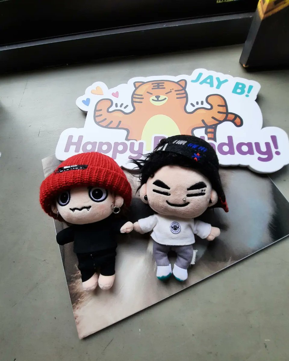Jackbum93's tweet photo. 20240102

「Side by Side. We will definitely meet again」GOT7 JayB 31st Birthday Project In Taiwan🌴

生日展覽

點了草莓青茶碎凍

蠻好喝的

話說那個劇透是真的嗎？？
#HAPPYJB31stBIRTHDAY 
#JB_Birthday_project_in_Taiwan
 
#JAYB #재범 #IGOT7 #갓세븐  #아가새   #范二
 #got7炸毛 https://t.co/zsnArYmQSI