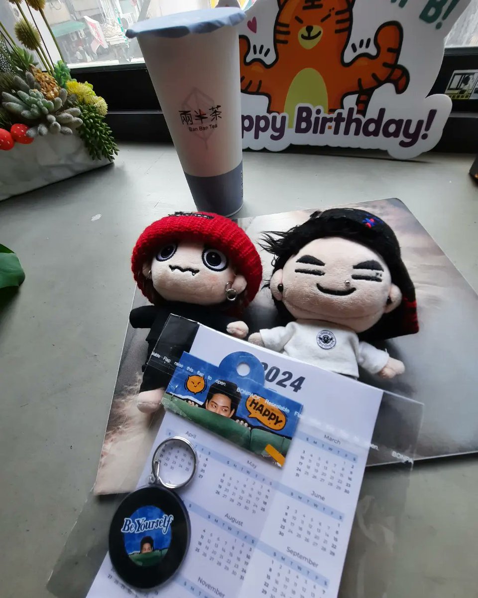 Jackbum93's tweet photo. 20240102

「Side by Side. We will definitely meet again」GOT7 JayB 31st Birthday Project In Taiwan🌴

生日展覽

點了草莓青茶碎凍

蠻好喝的

話說那個劇透是真的嗎？？
#HAPPYJB31stBIRTHDAY 
#JB_Birthday_project_in_Taiwan
 
#JAYB #재범 #IGOT7 #갓세븐  #아가새   #范二
 #got7炸毛 https://t.co/zsnArYmQSI