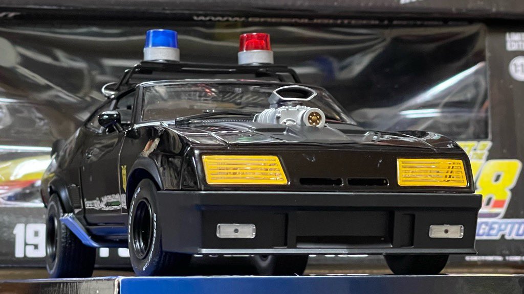 rew_w's tweet photo. AUTOartとGreenLightの1/18ミニカーで「そんなのは映画に出てこんやろがい！」警光灯つき黒インターセプターにして遊ぶの巻。
#MADMAX #Intercepter https://t.co/n8jDuqtU7e