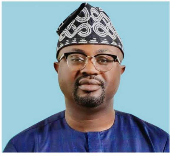 Imranmuhdz's tweet photo. The Minister of Interior, Olubunmi Tunji-Ojo, says automation of passport application process will begin from January 8, 2024, and Nigerians will be able to apply and complete their passport application process online without human contact.

“We are good to go live,” Tunji-Ojo said Monday in Abuja during an inspection of facilities of the Nigeria Immigration Service (NIS) alongside the Comptroller General (CG) of the Service, Wura-Ola Adepoju.

“We are starting the training and on January 8, the solution will be live and direct for Nigerians to have a good feel, a sweet experience based on the Renewed Hope of Mr President.

“We have been able to reduce human contact in passport acquisition to the minimum,” the minister said, adding that the new initiative will enhance the security architecture of the country as well as the comfort and convenience of Nigerians.