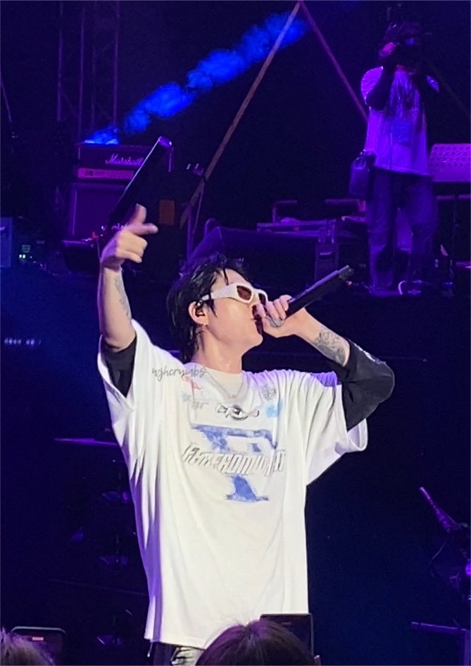 woojihocrumbs's tweet photo. Took me 2 days to process that night. It’s still feels surreal 😭 #NEONDREAMS #ZICO https://t.co/spBN6gZgBI
