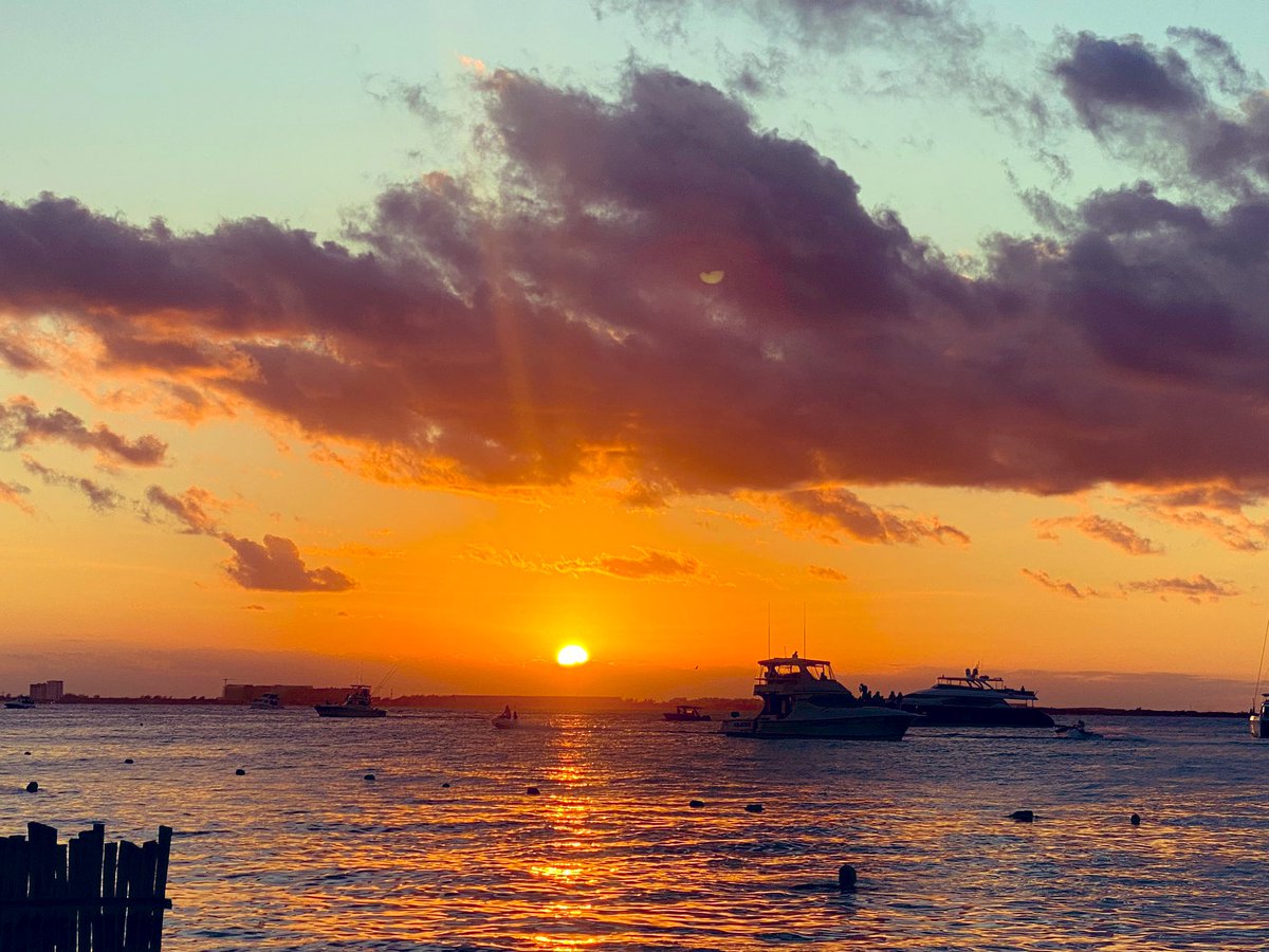 Cómo diría Pessoa 
“Pero, imperfecto y todo, no hay poniente tan bello que no pudiese serlo más…”
#Enero1