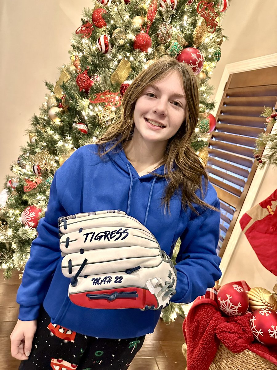 LondaCHamrick's tweet image. #22 added a new glove to her bag @TigressGloves. Next few months will be spent breaking it in🥎 🔨 this is her 2nd one and so far very pleased with quality of glove. #faithandgrit #matthew17:20