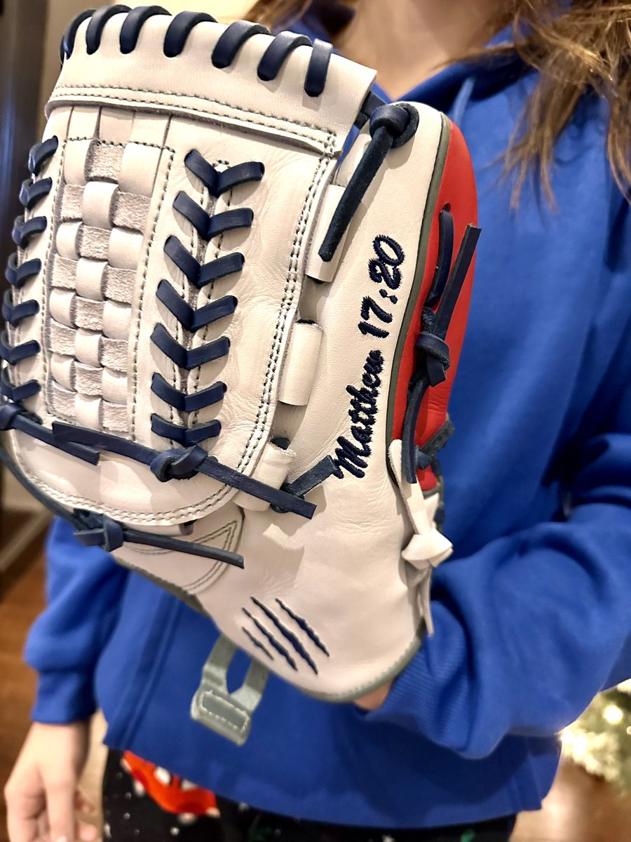 LondaCHamrick's tweet image. #22 added a new glove to her bag @TigressGloves. Next few months will be spent breaking it in🥎 🔨 this is her 2nd one and so far very pleased with quality of glove. #faithandgrit #matthew17:20