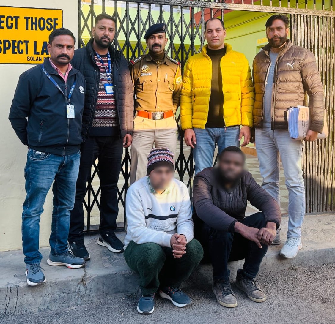 PoliceSolan's tweet image. ज़िला पुलिस सोलन ने जिला शिमला सोलन और कुल्लू में सक्रिय एक मेजर ड्रग नेटवर्क को डिस्मेंटल किया है जिसमें 7 आरोपियों को गिरफ़्तार किया गया है।इस नेटवर्क के मुख्य सरग़ना आरोपी जो अफ़्रीकी मूल का है और अफ्रीकी देश लाइबेरिया का रहने वाला है को भी गिरफ़्तार किया गया है।