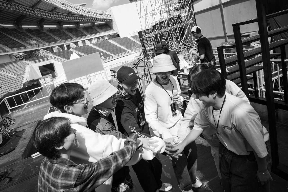 DomundiTV's tweet photo. “ซี” @zee_pruk และ “นุนิว” @CwrNew กับการรันทรู เตรียมพร้อมสำหรับงาน SEOUL MUSIC AWARDS ครั้งที่ 33✨

ฝากทุกคนส่งกำลังใจให้ซีนุนิวกันเยอะ ๆ นะคะ 🥰🫶

#ZeePruk
#NuNew
#domunditv https://t.co/7F83BftysN