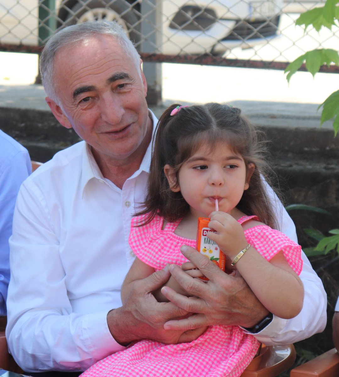 Gorguluoglu28's tweet photo. "Çocuklarımız; geleceğimiz, güvencemiz, sevincimiz ve umudumuzdur." 🥰💐 https://t.co/OuwpIhvfpr