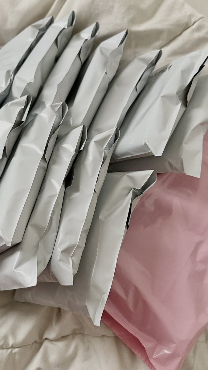 happy new year!!
starting shipping todayyy💞