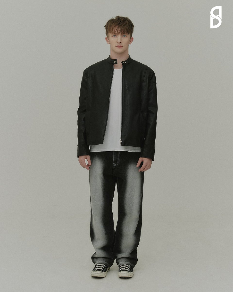 DawnsDust's tweet photo. DAWN’S DUST 2023 FW COLLECTION
Faux Leather Zip-up Jacket
크랙감이 느껴지는 Faux leather 소재를 사용한 레이서 자켓입니다. 어깨에서 밑단까지 이어지는 절개 라인과 2-way 지퍼 디테일이 포인트입니다.

Available now.
https://t.co/o4t6aO1ol8 https://t.co/dK8EeGeY3R