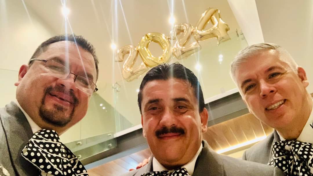 Bendecidos de recibir el '2024 con trabajo 
     GRACIAS DIOS, clientes, familiares y amigos por el favor de su preferencia
     Les deseamos tengan un maravilloso, bendecido y muy FELIZ AÑO NUEVO 2024🍾🥂🎊🎉🎇🎆🙏🏽🙏🏽🙏🏽
                   México en Do
              🎵EL TERCETO🎵