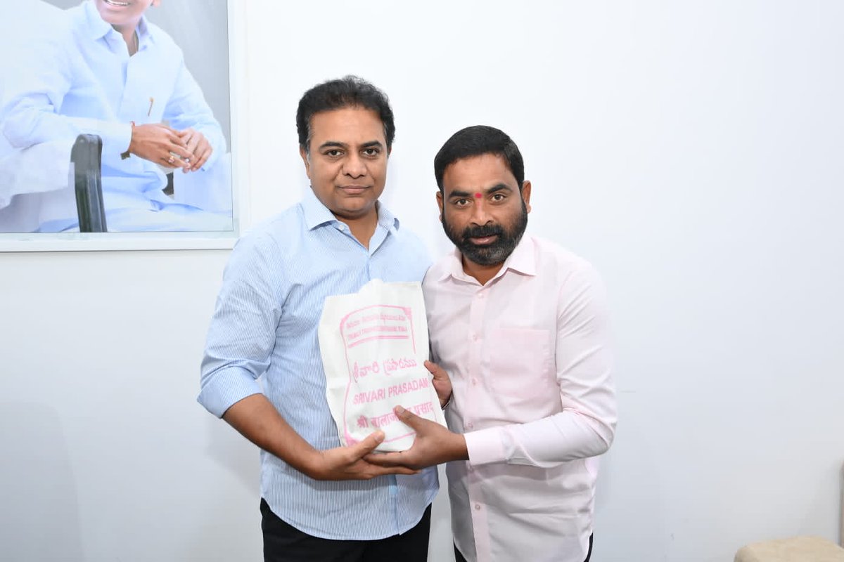 RajuShambipur's tweet photo. నూతన సంవత్సరం సందర్భంగా బీఆర్ఎస్ వర్కింగ్ ప్రెసిడెంట్ శ్రీ కేటీఆర్ అన్న గారిని మర్యాదపూర్వకంగా కలిసి శుభాకాంక్షలు తెలియజేసి తిరుమల తిరుపతి దేవస్థానం శ్రీవారి ప్రసాదం అందజేయడం జరిగింది. https://t.co/yDtncya6aV