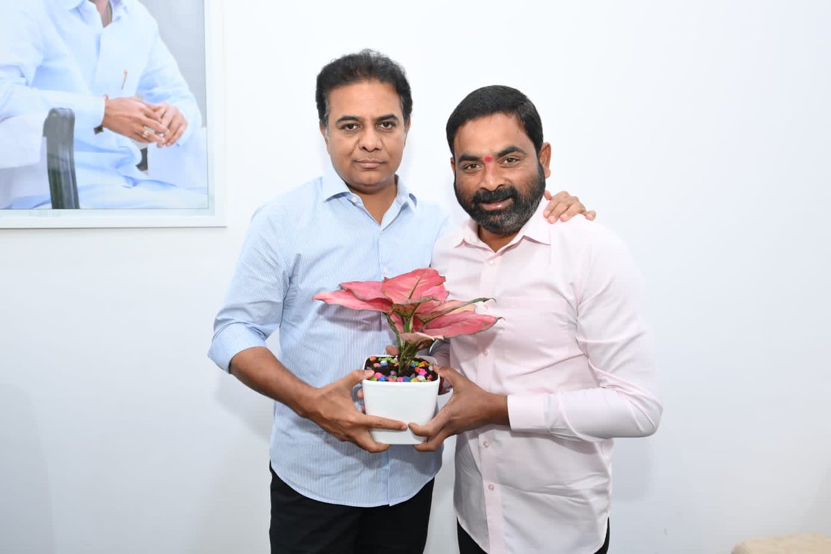 RajuShambipur's tweet photo. నూతన సంవత్సరం సందర్భంగా బీఆర్ఎస్ వర్కింగ్ ప్రెసిడెంట్ శ్రీ కేటీఆర్ అన్న గారిని మర్యాదపూర్వకంగా కలిసి శుభాకాంక్షలు తెలియజేసి తిరుమల తిరుపతి దేవస్థానం శ్రీవారి ప్రసాదం అందజేయడం జరిగింది. https://t.co/yDtncya6aV