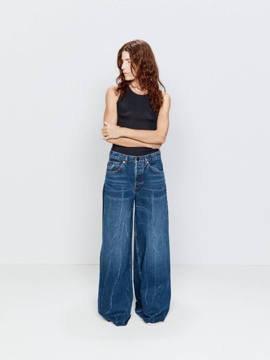 Baggy Wide legs. 
Try  different lengths n waist levels.They r the Cool ones n ask any teenager about it !  2/5
#womensfashion 
#Womensdenim 
#Womensjeans
#Jeansfashion