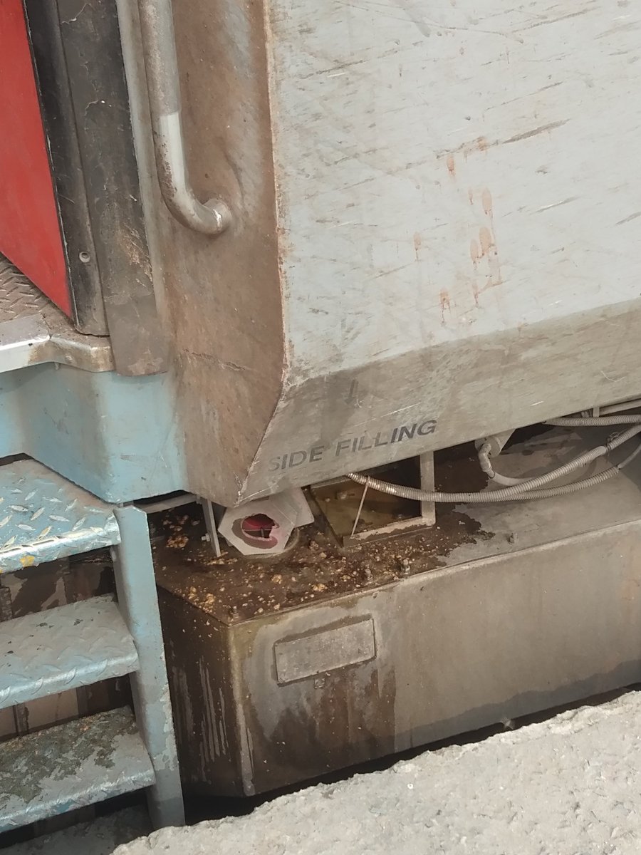 AshRockerz's tweet photo. @PMOIndia @MoHFW_INDIA @nerailwaygkp @AshwiniVaishnaw @IRCTCofficial 
I'm traveling in Tapti ganga express from Azamgarh station(boarding) to Prayagraj cheoki..
The condition of my birth S7 is so pathetic and annoying...That I can't express...
Do some need full help... https://t.co/wWnNVWCVQ1