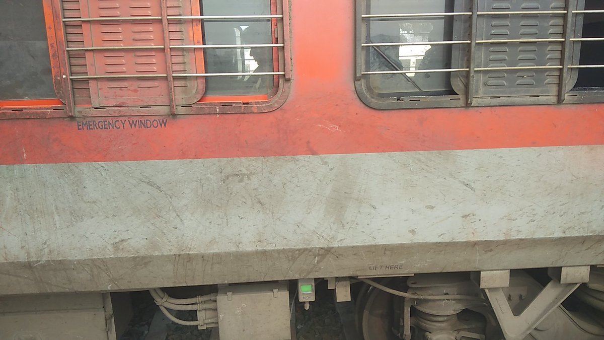 AshRockerz's tweet photo. @PMOIndia @MoHFW_INDIA @nerailwaygkp @AshwiniVaishnaw @IRCTCofficial 
I'm traveling in Tapti ganga express from Azamgarh station(boarding) to Prayagraj cheoki..
The condition of my birth S7 is so pathetic and annoying...That I can't express...
Do some need full help... https://t.co/wWnNVWCVQ1