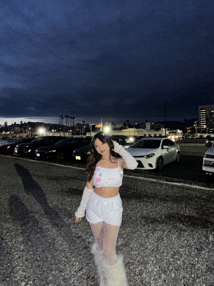misscorpihoe's tweet photo. i was cinnamonrollin #countdownnye https://t.co/YbwnKs3H0k