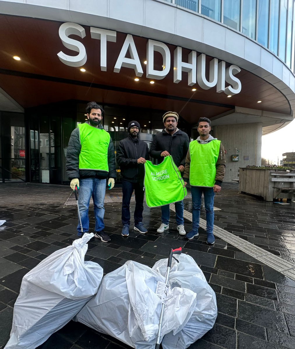 AlmereAMJO's tweet photo. Inmiddels is het een jaarlijkse traditie! Ook dit jaar waren de jongeren van de Ahmadiyya Moslim Gemeenschap vroeg de deur uit op 1 januari om de stad #almere op te ruimen na de jaarwisseling. 

#Ahmadiyya #nieuwjaarsdag https://t.co/nzolZCsgQV