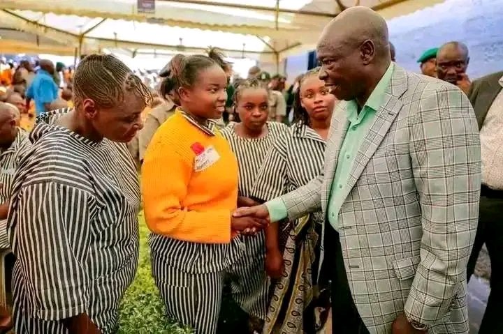 SingleGee's tweet photo. Hii prison mnafaa kutembea kama tourists, yaani adi huyu ni gaidi🤣🤣🤣 https://t.co/dtangz6jgp