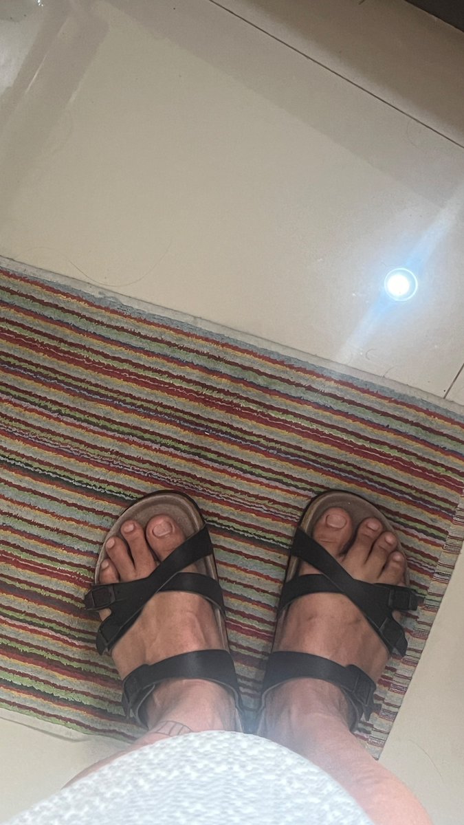 rd_yana's tweet photo. Memutuskan untuk pakai #myfeet dan merelakan sandal yang lain. https://t.co/ASai5LDFF0