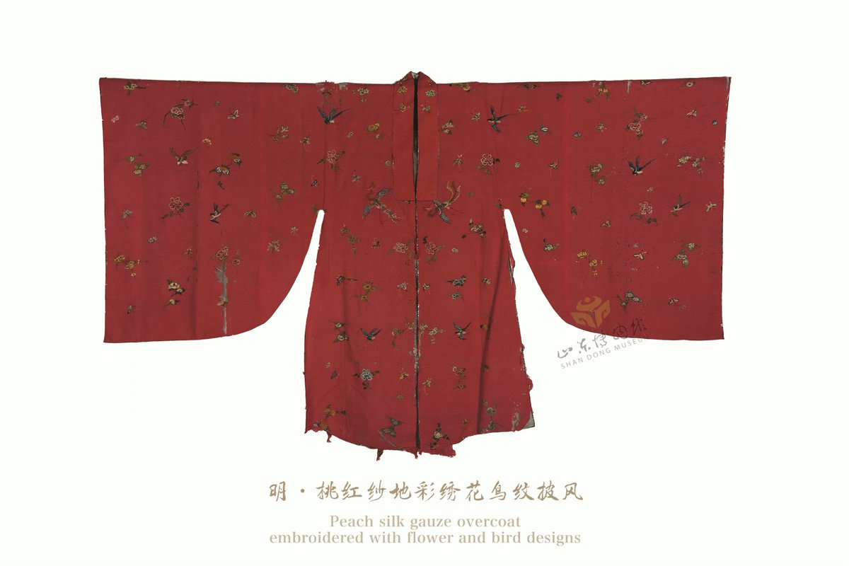 x.com/JourneySilkroa… P2: Ming Dynasty Pifeng 披风 (central front collar outer garment  

Reference: Ming Dynasty peach silk gauze overcoat embroidered pifeng 明 桃紅紗地彩繡花鳥紋披風
Location: Confucius Museum, Shandong
 
#art 
#fashion 
#hanfu #漢服 #汉服
#Cdrama #尚食