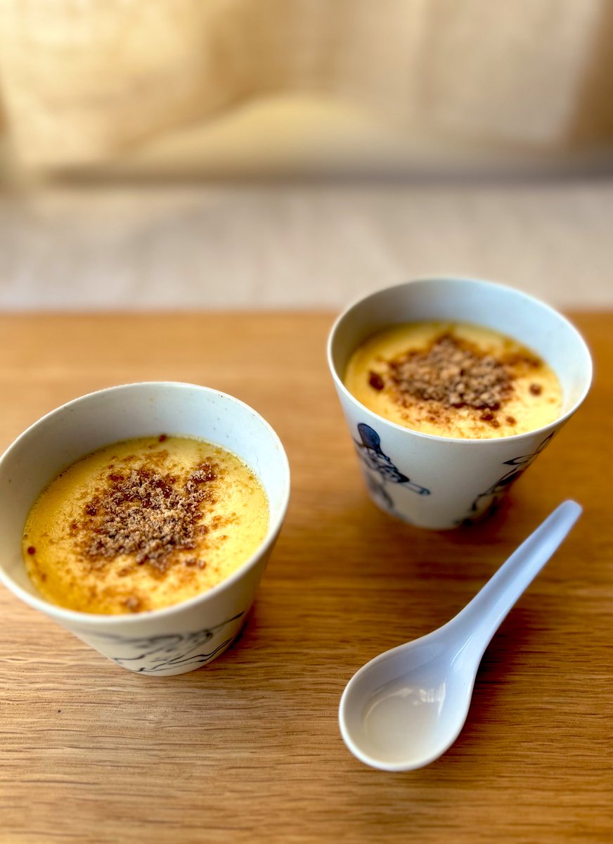 時々無性に食べたくなるあたたかいプリン。冷やさず蒸したての熱々を食べる。

卵１個＋卵黄１個、砂糖大さじ1
を泡立て器でほぐすように混ぜる。
あたためた牛乳150mlを少しずつ加えて混ぜる。
漉して湯呑み２つに分ける。
＋