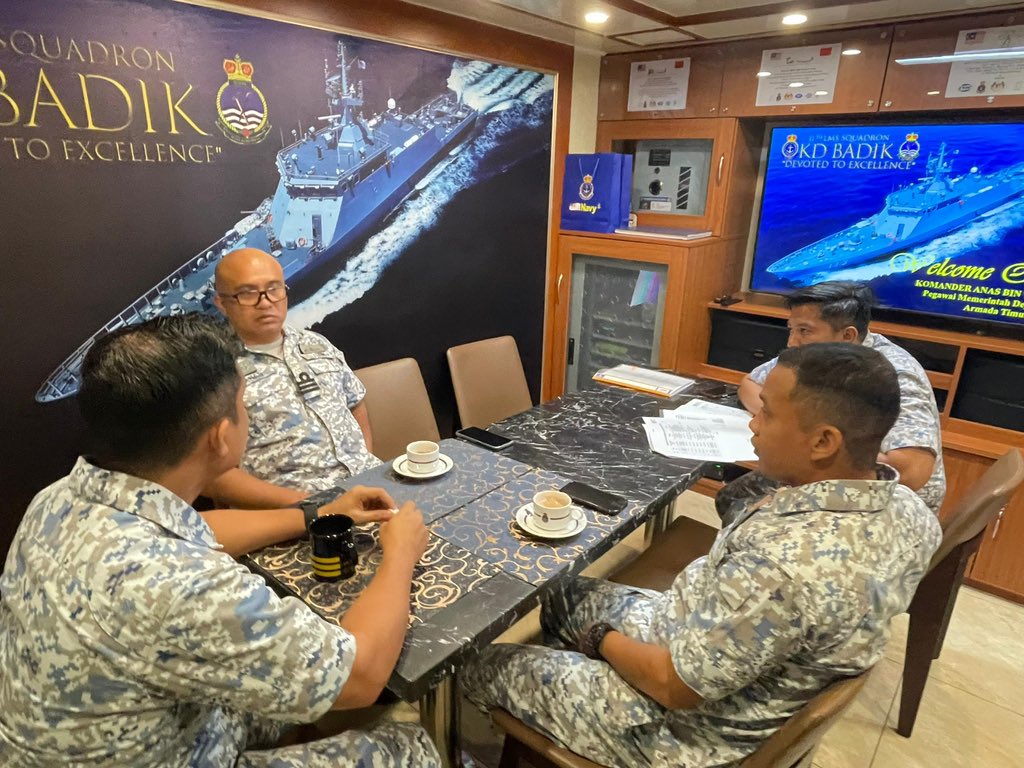 LMS_113's tweet photo. 2 Jan 24 - Pegawai Memerintah menerima Kunjungan Hormat daripada Kdr Anas bin Yahya TLDM, PM DBAT dan Kdr Ts. Nafishol bin Adnan TLDM, PM DSAT pada pagi harini. Pertemuan yang dilaksanakan di Wisma Pegawai KD BADIK.
#kdbadik113
#devotedtoexcellence https://t.co/p1Qh3VQfCx