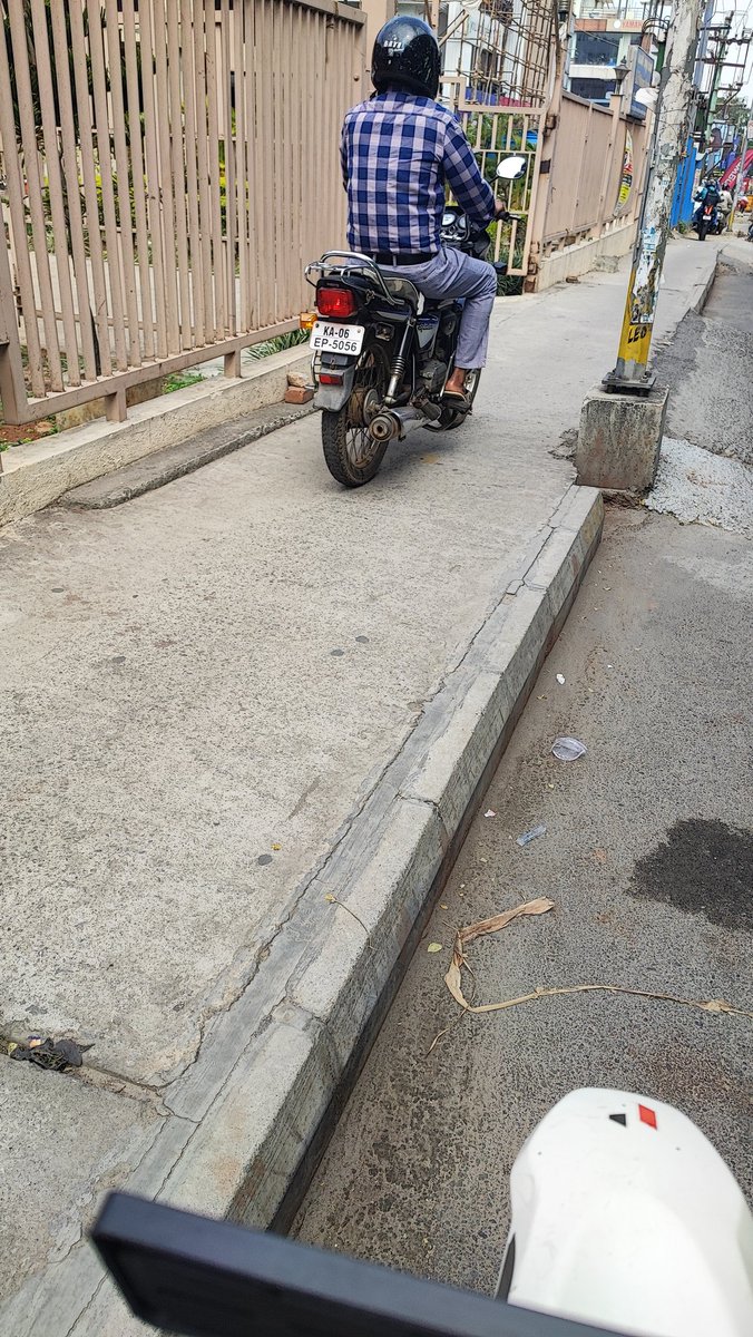 msr_gowda's tweet photo. @blrcitytraffic all bike riding on foot path kindly take action on them https://t.co/zMWyFoyBJy