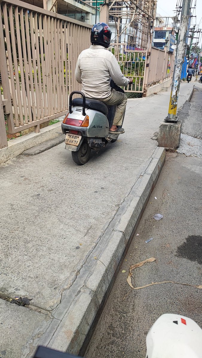 msr_gowda's tweet photo. @blrcitytraffic all bike riding on foot path kindly take action on them https://t.co/zMWyFoyBJy