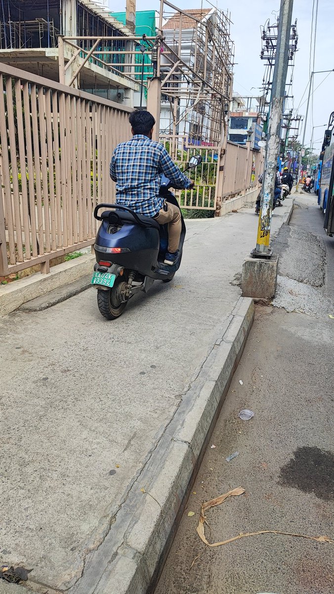 msr_gowda's tweet photo. Arkere signal Bannerghatta road https://t.co/DtIarMnRMs