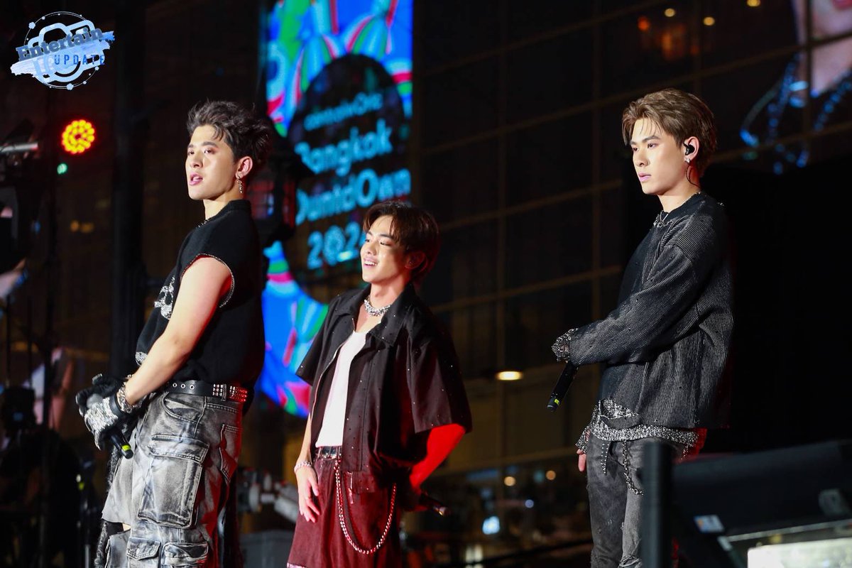 Entup2date's tweet photo. 3 หนุ่ม 3 สไตล์ “เติร์ด-ปอร์เช่-แจ๊คกี้” จากวง “TRINITY” มาพร้อมกับโชว์เท่ๆเดือดๆทะลุจอ บนเวที “CentralwOrld Bangkok Countdown 2024”

#porschesivakorn #XXSIVK #JackieJackrin
#ThirdLapat #TRINITY_TNT #4NOLOGUE
#CountdownWithTRINITY #centralwOrld
#CTWBKKCountdown2024 https://t.co/U9cnDhaPt4