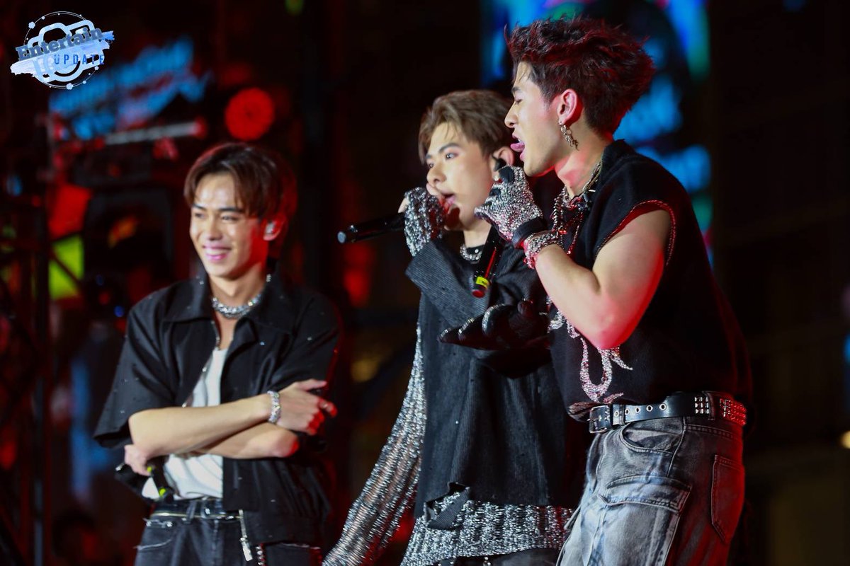 Entup2date's tweet photo. 3 หนุ่ม 3 สไตล์ “เติร์ด-ปอร์เช่-แจ๊คกี้” จากวง “TRINITY” มาพร้อมกับโชว์เท่ๆเดือดๆทะลุจอ บนเวที “CentralwOrld Bangkok Countdown 2024”

#porschesivakorn #XXSIVK #JackieJackrin
#ThirdLapat #TRINITY_TNT #4NOLOGUE
#CountdownWithTRINITY #centralwOrld
#CTWBKKCountdown2024 https://t.co/U9cnDhaPt4