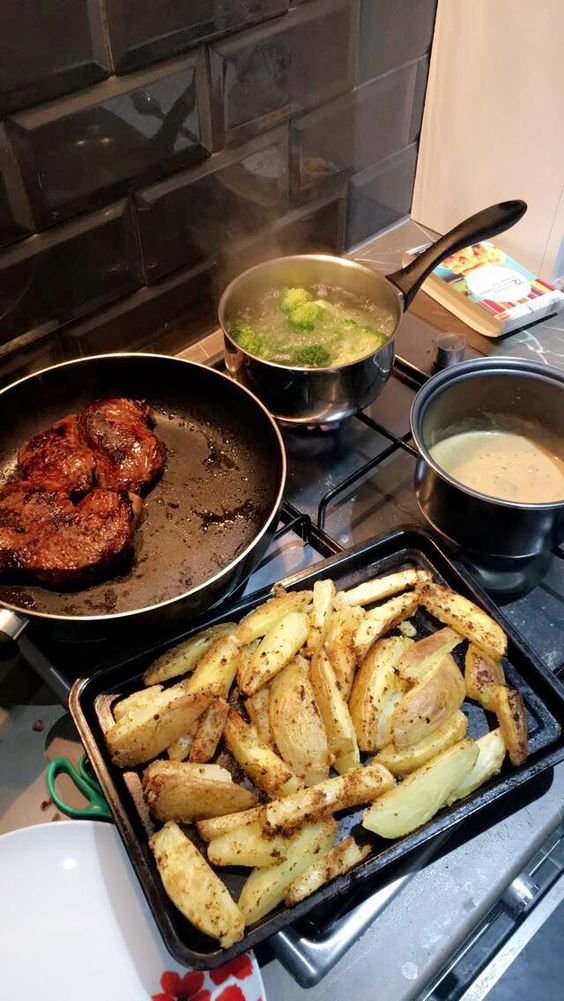 withoutjeffrey's tweet photo. dinner cooking for last day of holiday 🍳 https://t.co/DcaOhEoVu7