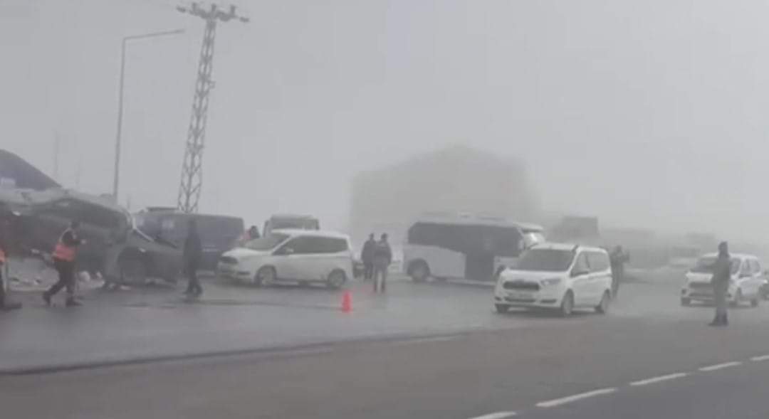Bitlis-Güroymak Yolunda 6 Aracın Karıştığı Zincirleme Trafik Kazasında 20 Kişi Yaralandı.