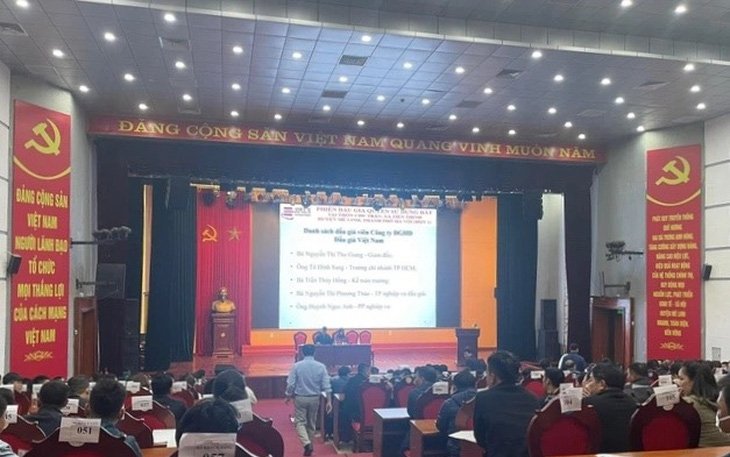 #tintuc
Trúng đấu giá đất hơn 4 tỉ/m², nhưng lại xin rút cọc vì 'căng thẳng ghi nhầm'

Ông Nguyễn Thanh Tùng đã trả 4,28 tỉ/m² cho thửa đất 102m² tại xã Tiến Thịnh, huyện Mê Linh (Hà Nội), gấp 142 lần giá khởi điểm, trở thành người trúng đấu giá. Tuy