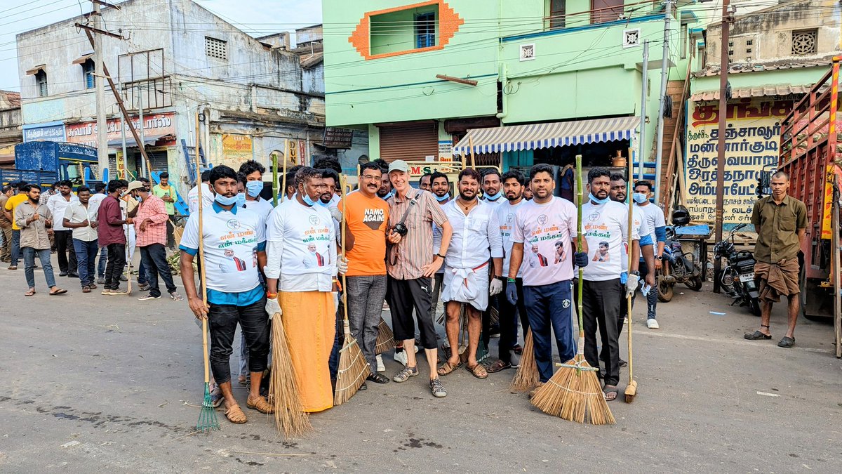 இன்று பாரத பிரதமர் திரு நரேந்திர மோடி அவர்களின் வருகையை ஒட்டி இளைஞர் அணி சார்பாக திருச்சி மார்கெட் சுற்றி உள்ள பகுதிகளை சுத்தம் செய்து வரவேற்பு கொடுக்கப்பட்டது. .✊✊🔥🔥🔥🔥🔥🔥🔥🔥🔥🔥🔥
#swatchbharat 
#VanakkamModi 
@narendramodi
@annamalai_k 
@BJYMinTN 
@ShivaaBJYM