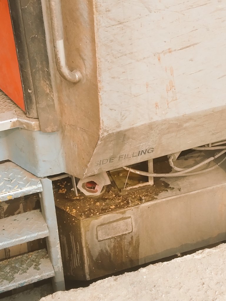 AshRockerz's tweet photo. @myogiadityanath @nerailwaygkp @PMOIndia @RailMinIndia @AshwiniVaishnaw I'm traveling from tapti ganga express (S7 birth) ready to be departed from azamgarh station...The condition of the train is pathetic and unbearable....
Help in this regard
Thankyou.. https://t.co/IHthzccVYy