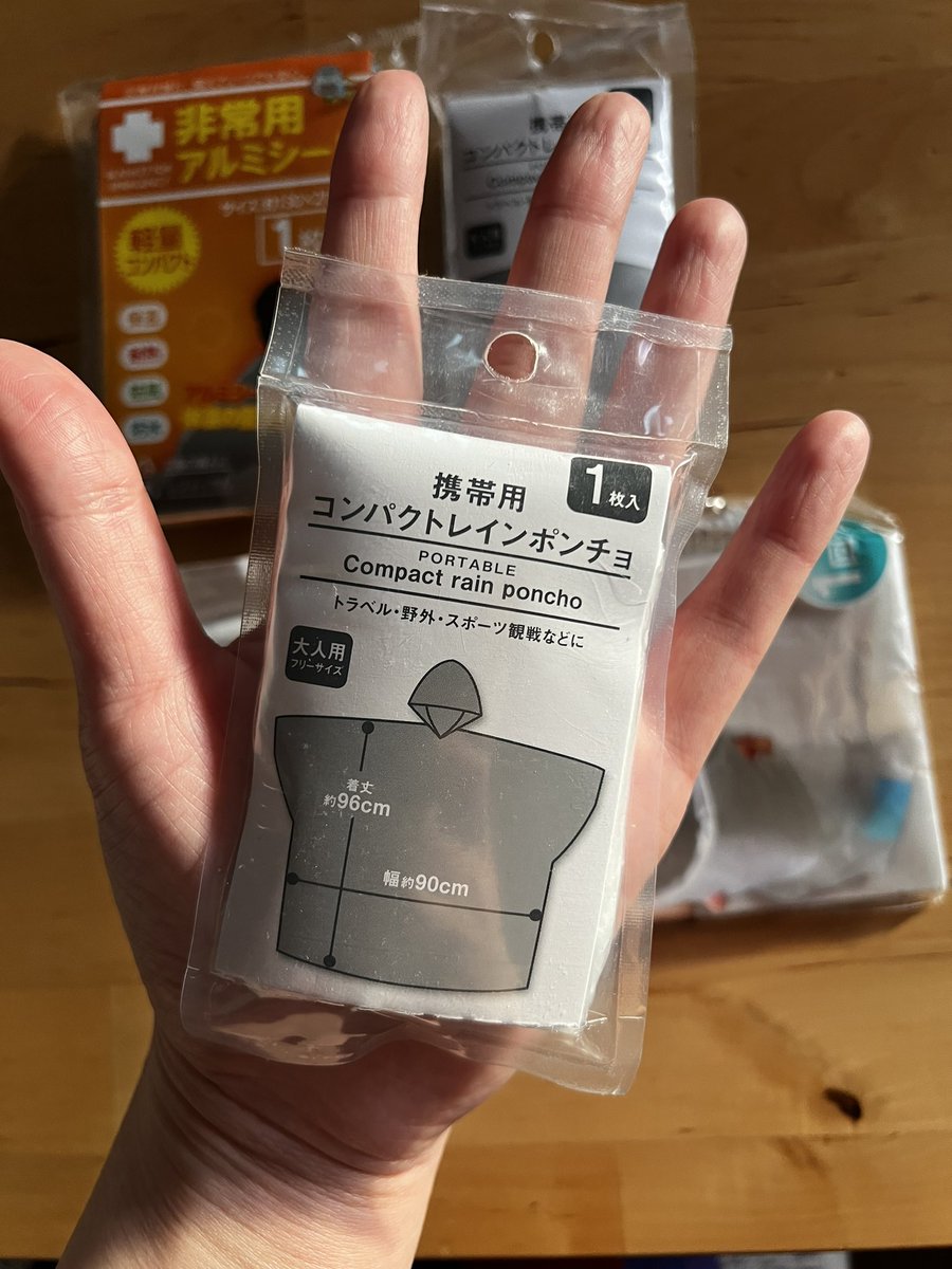 alpaquerque's tweet photo. これモバイルバッテリー類ポーチに一緒に入れていつも持ち歩いてる簡易防災用品たち（オール100均）なんだけど、去年NCT長居スタジアムで尋常でない豪雨に襲われた時ポンチョとアルミシートめちゃくちゃ役立ったので強くオススメです サイズ感こんなもん ポケットティッシュより小さい https://t.co/Z2NdTsACb3