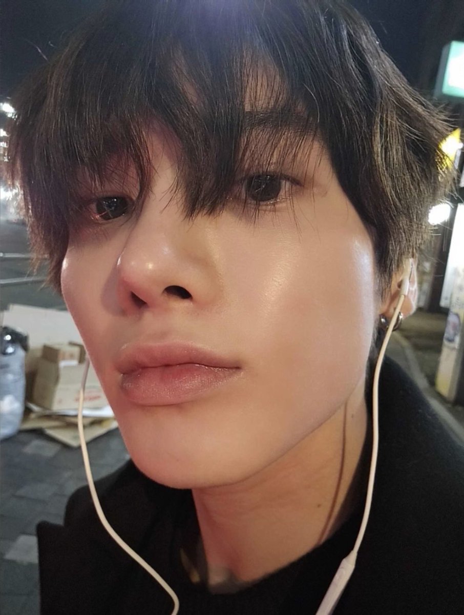 ourtaes's tweet photo. their selfie game is on a different level🔥 https://t.co/NiabBu8He2