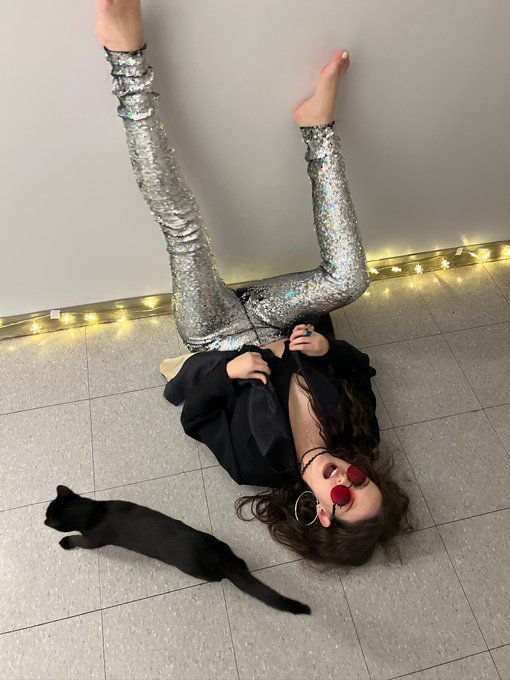 my new year&rsquo;s resolution is for u to bust a fat load to me this instant https://t.co/r2HzlDUs3V