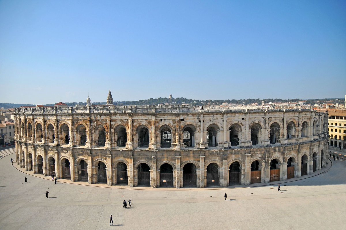 🪩 L’équipe de la Contemporaine de Nîmes vous présente ses meilleurs vœux pour 2024 ! RDV le week-end du 5-6-7 avril pour l’ouverture, qui sera notamment rythmée par une boum géante et mémorable dans les Arènes… 💃🏼🎈🎉 — 📷 ©️Ville de Nîmes #contemporainedenimes #nimes