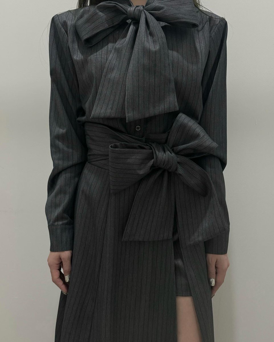 aya961109's tweet photo. クラシックなぽってりリボンが魅力のtie neck ribbon blouse。肩パッド入りでシルエットがとにかく美しい。同シリーズのskirt合わせがMELTらしく潔い。艶感のあるピンストライプ地です。この後19:00発売🩶 https://t.co/sPdZTK2LTf