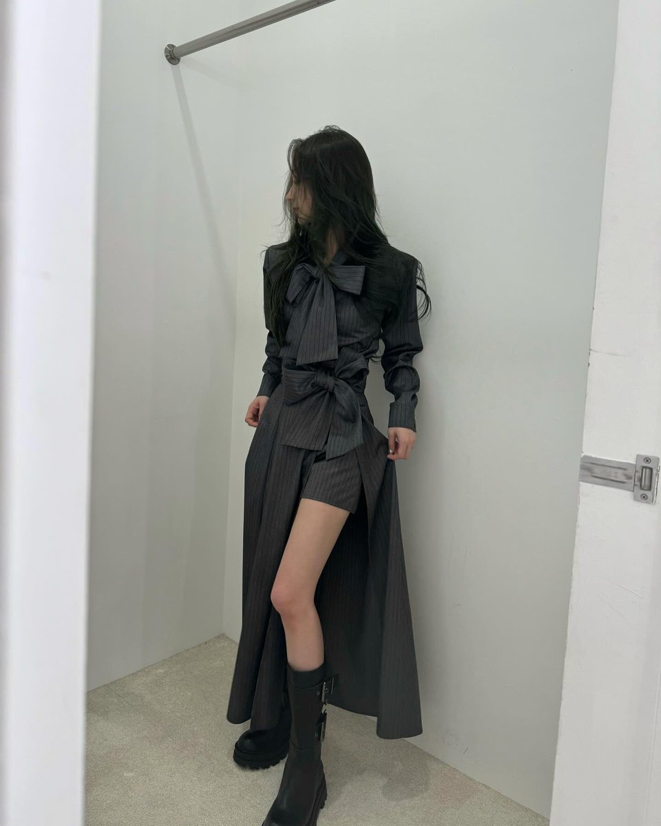 aya961109's tweet photo. クラシックなぽってりリボンが魅力のtie neck ribbon blouse。肩パッド入りでシルエットがとにかく美しい。同シリーズのskirt合わせがMELTらしく潔い。艶感のあるピンストライプ地です。この後19:00発売🩶 https://t.co/sPdZTK2LTf