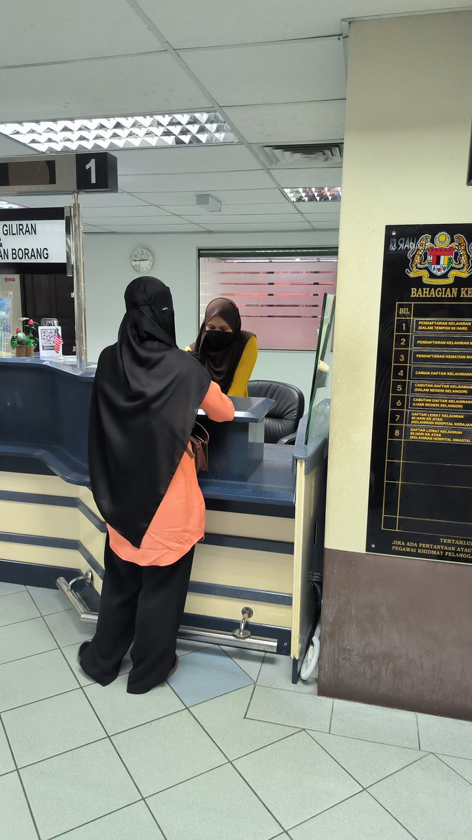 Pilotforlife1's tweet photo. Assalamualaikum YB @saifnasution @jpnhqofficial . Hari saya saya ke JPN di Seksyen 9, Shah Alam pada pukul 10.45 pagi. Pegawai dikaunter cakap No. sudah habis dan minta datang lepas jam 2.00 petang. Saya datang semula 2.30 petang dan pegawai cakap No. dah habis. #malaysiamadani https://t.co/9oxEV50P5u