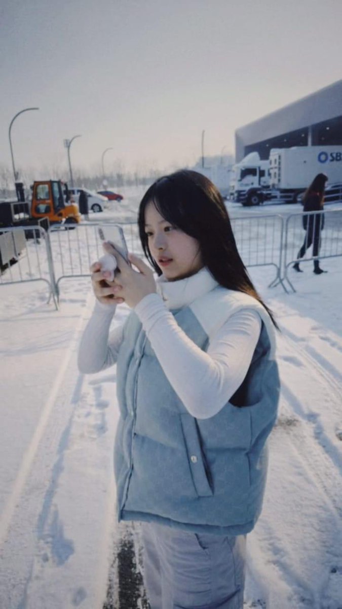 _hannibunch's tweet photo. pov: snow date with hanni https://t.co/zef4kpiBzg