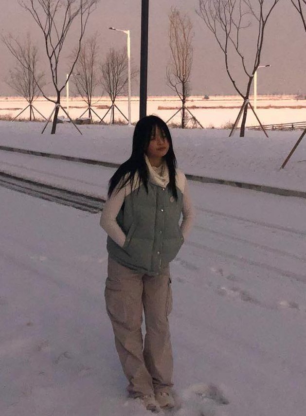 _hannibunch's tweet photo. pov: snow date with hanni https://t.co/zef4kpiBzg