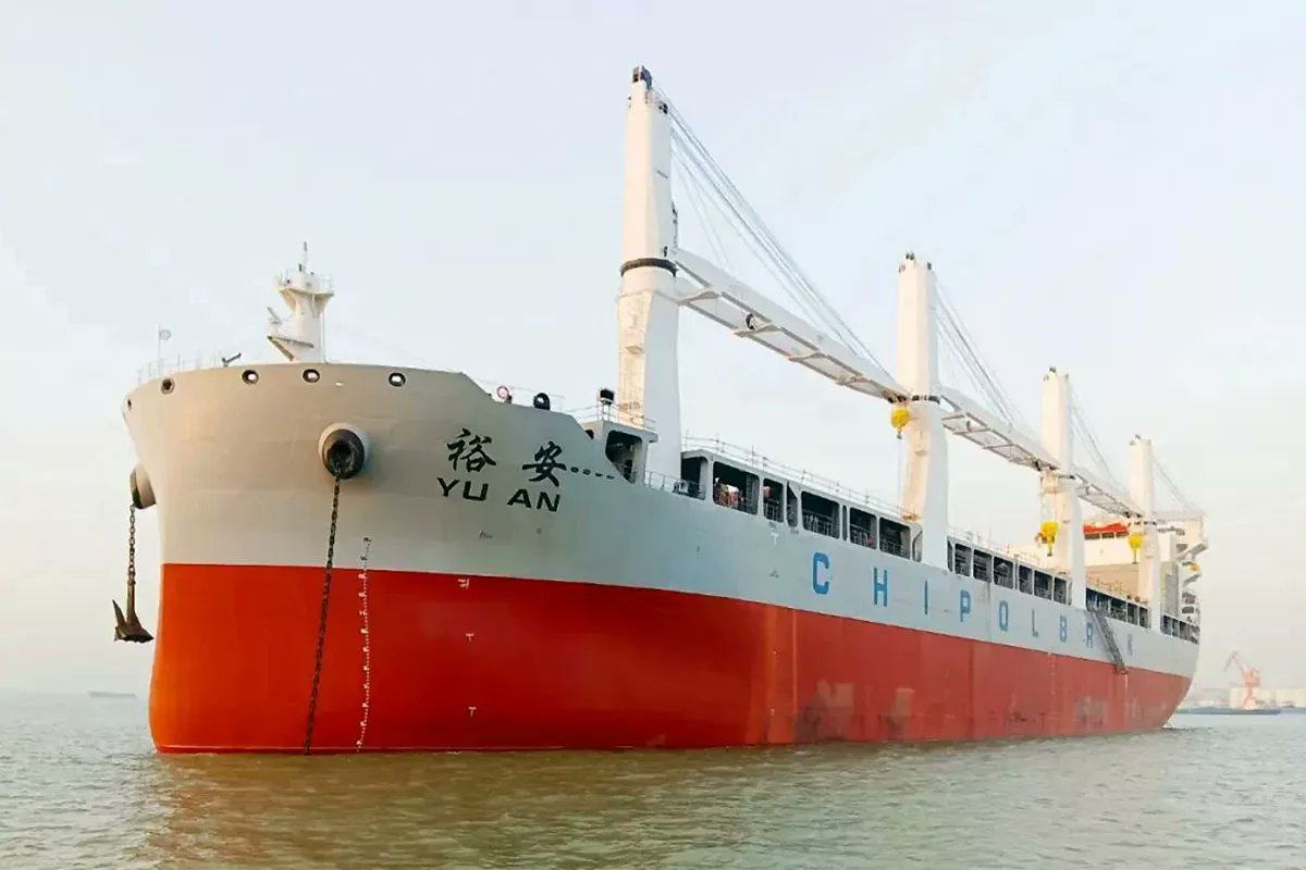 PolskaMorska's tweet photo. Nowy statek w #Chipolbrok

27 grudnia odbyła się ceremonia nadania nazwy wielozadaniowemu statkowi Yu An o nośności 62.000 DWT. 

Jego wymiary to: 199,9 m długości, 32,26 m szerokości i 13,5 m zanurzenia po całkowitym załadowaniu. Posiada również pięć ładowni o łącznej pojemności 75 000 m3. Z boku znajdują się cztery ciężkie dźwigi, a połączony żuraw może podnieść do 300 ton.

https://t.co/Ihv02U5bLX