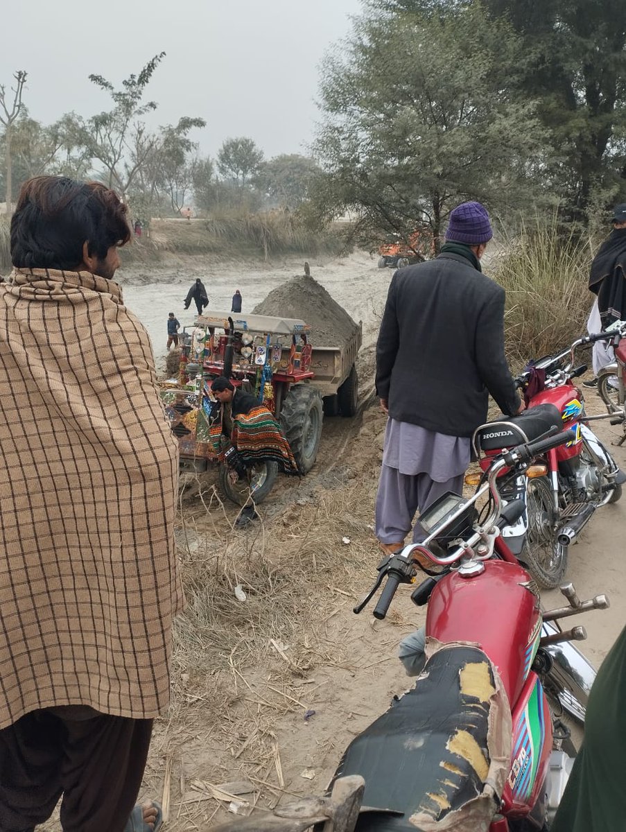 IrrigationPb's tweet photo. SDO Kot Addu raided Magasson branch with Punjab Police upon the information of illegal soil theft from the bed of the canal. A tractor trolley was confiscated and and FIR was registered against the culprits. https://t.co/HLx5xRX0V0